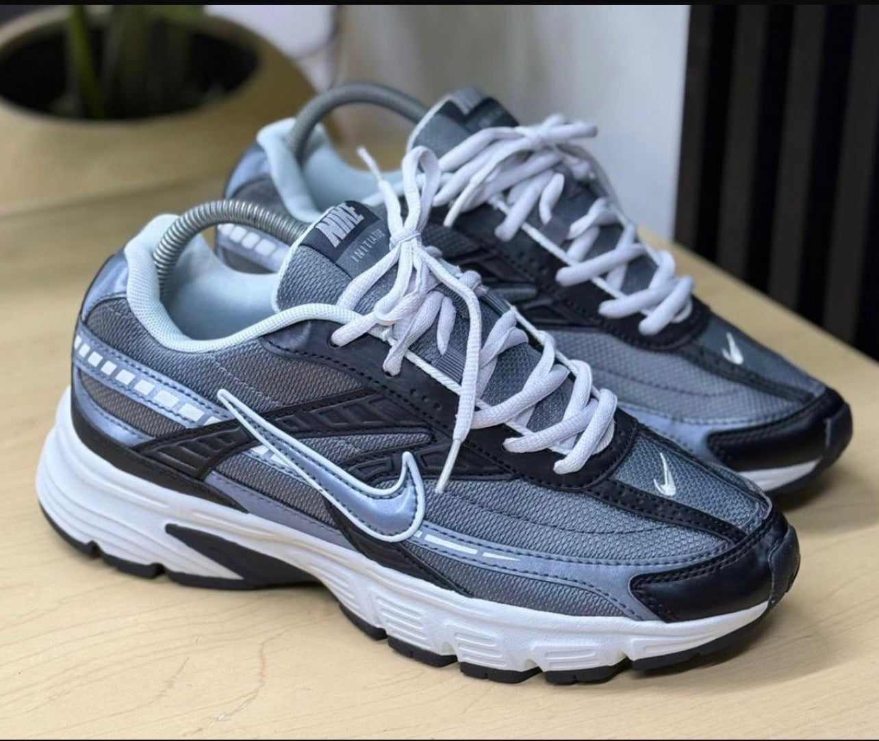 NK INITIATOR gris negro