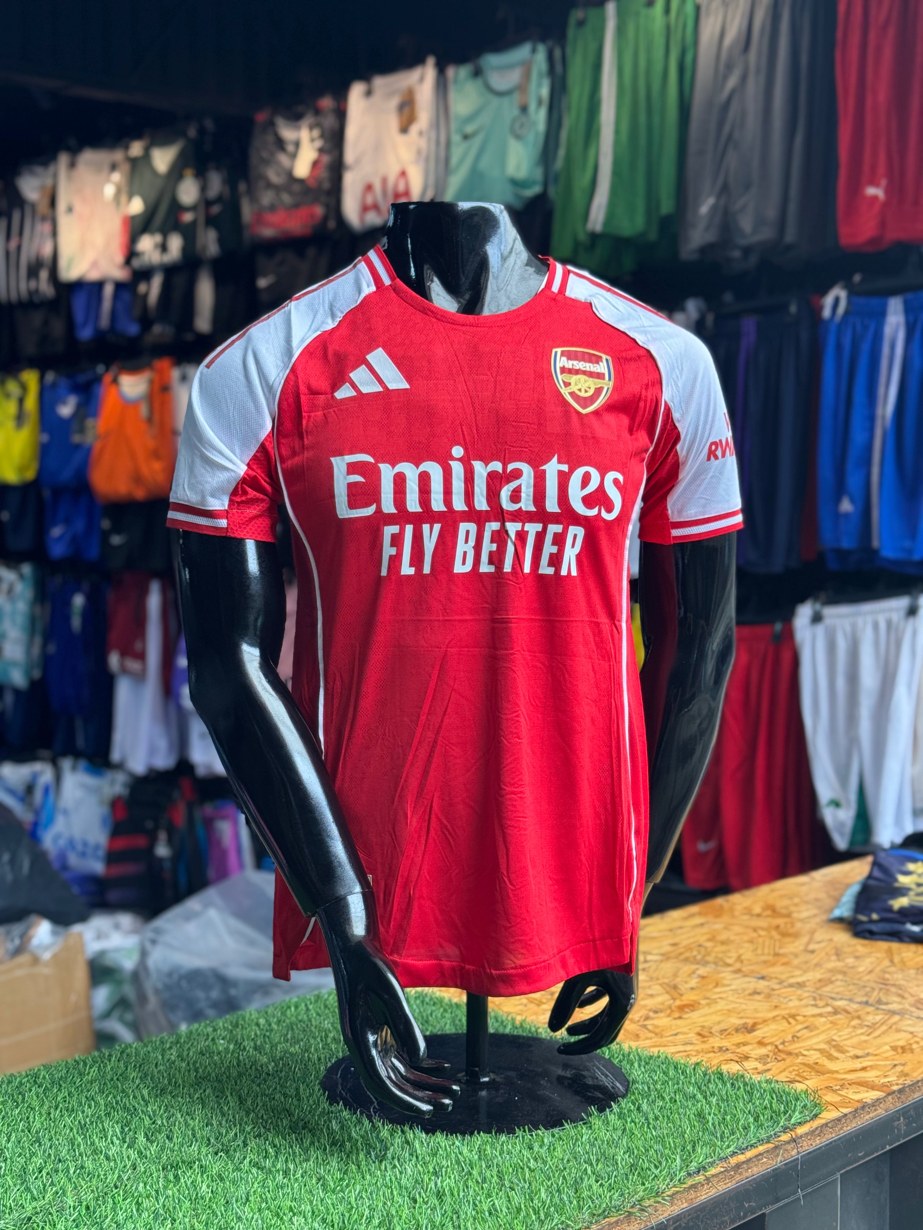 Camiseta local Arsenal-logo dorado
