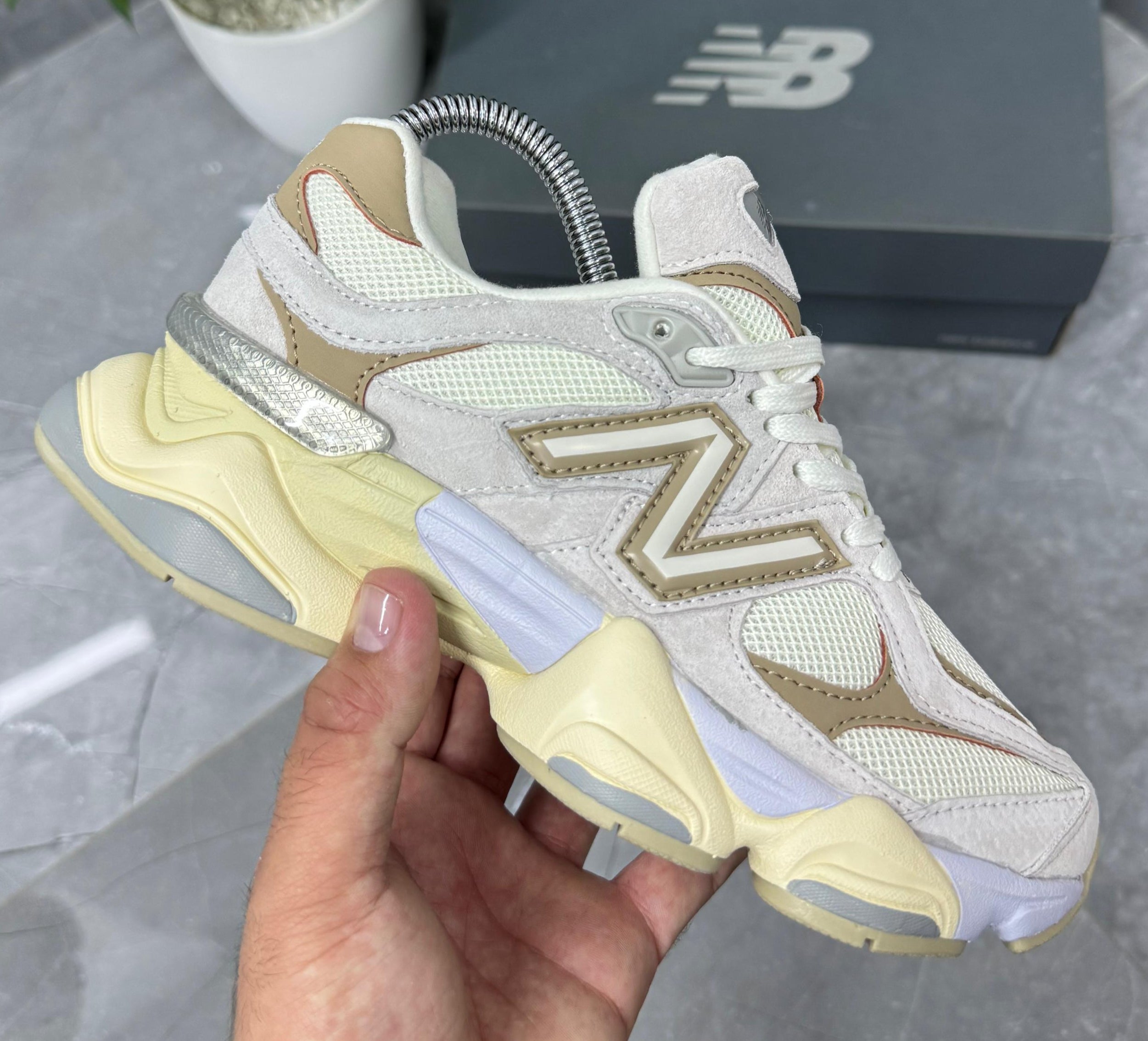 NB 9060 BORDE LETRA CAFE